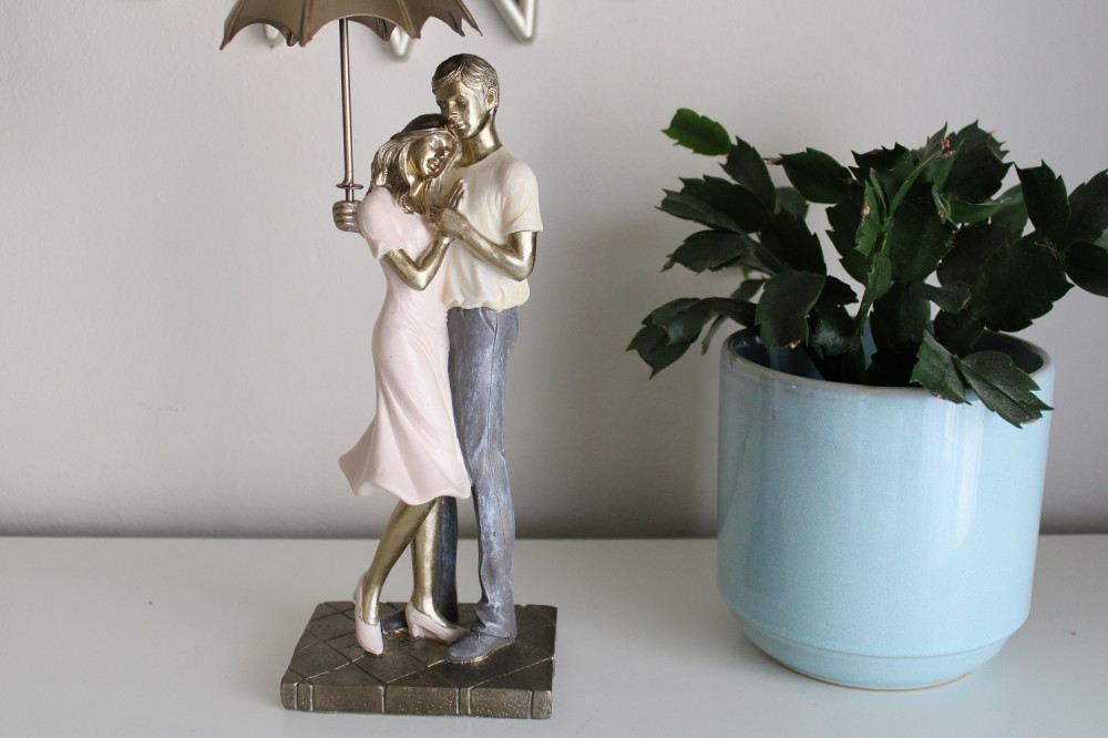 Szerelmes pár figura, esernyővel, álló